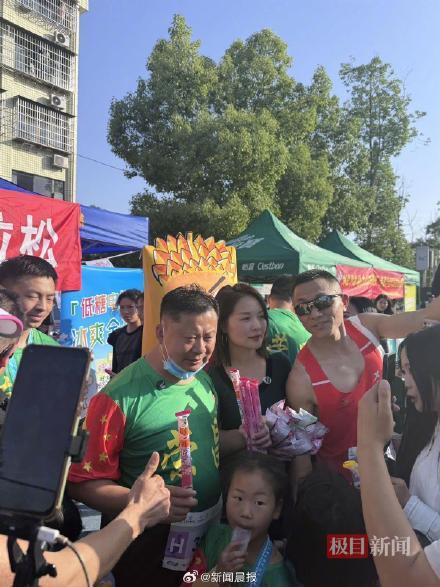 卤鹅哥在荣昌半程马拉松终点投喂 卤鹅成赛事亮点
