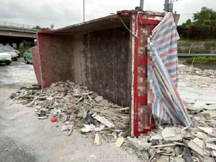 貨車超載側(cè)翻堵塞道路被罰 嚴(yán)重超載致?lián)矶?></p>
            </div>
            <!-- /qudao/etc/endpage/ep_pagetop.shtml Start -->
<div   id=