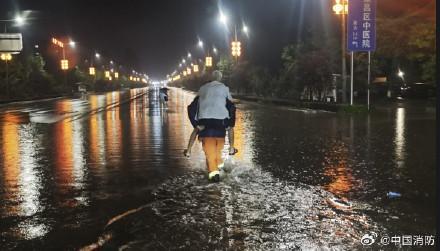 凌晨2點消防員背老人涉水求生 暴雨中緊急救援