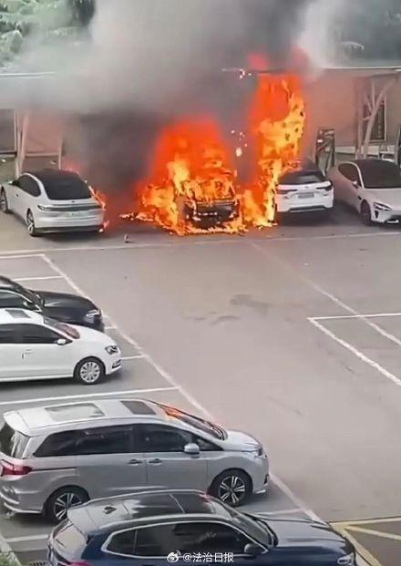 蔚來回應(yīng)充電站多輛汽車起火 其他品牌車輛引燃
