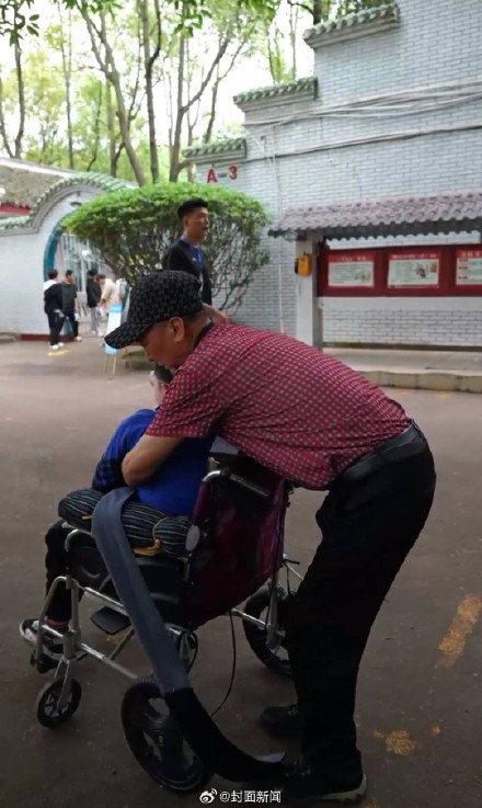 漸凍癥男生回應(yīng)高考400分 堅(jiān)持到底的答卷