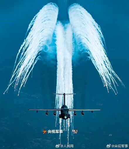 空中怼脸拍战机 震撼瞬间定格