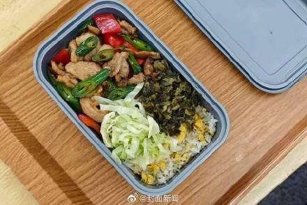 国铁成都局推出17元高铁盒饭