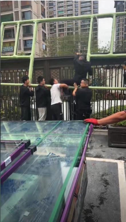 业主自己做的窗户物业不让搬进小区 网友热议纷纷