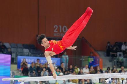 邹敬园夺十五运体操男子双杠金牌