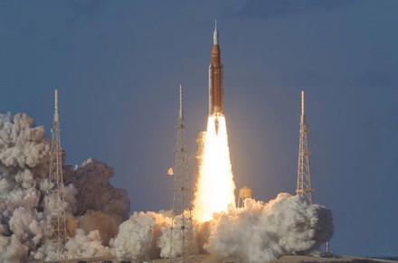 美国载人绕月首日任务修厕所