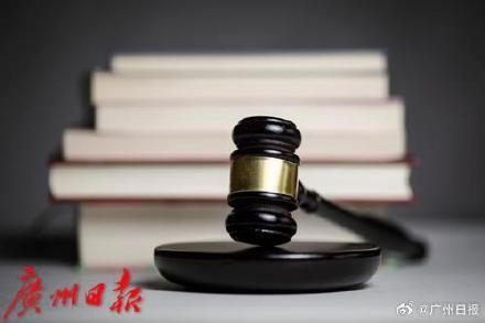 女子捡手机随手扔草丛被判赔