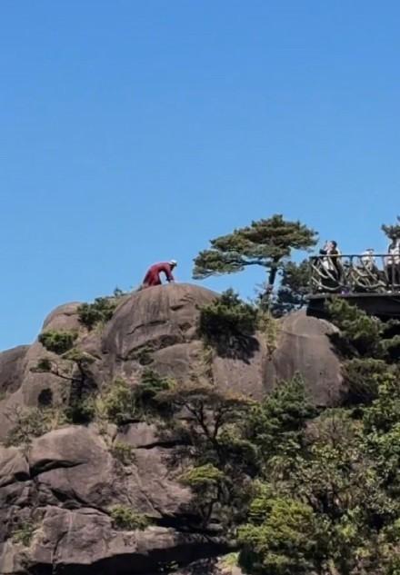 三清山游客翻护栏拍照 景区回应 加强巡逻管控