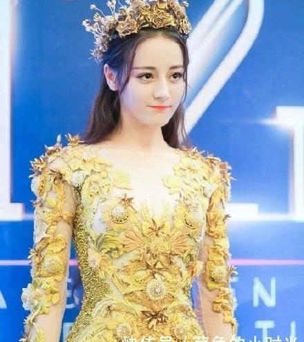 迪丽热巴抹胸刺绣高定 奢华背后的反思