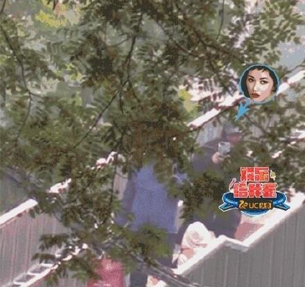 瞿颖拿个袋子就出门了