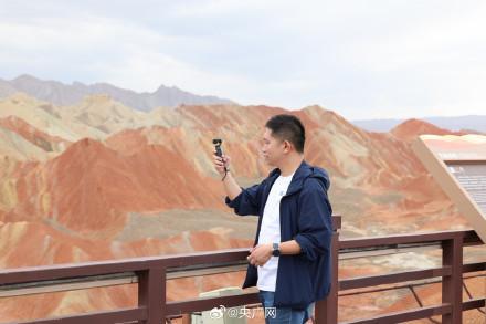 “亿万年张掖丹霞靠人工染色”