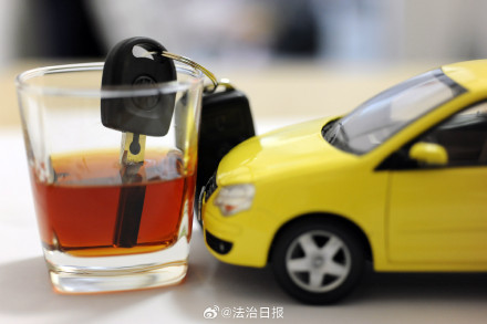 男子醉驾撞车撕检测单抓伤辅警获刑