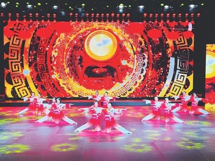 银龄舞台展才艺