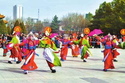 秧歌表演引游客驻足