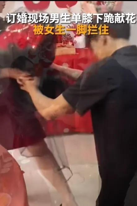 男儿膝下有黄金！男子下跪献花被女生拦住 女生反应让人直呼男生有福气