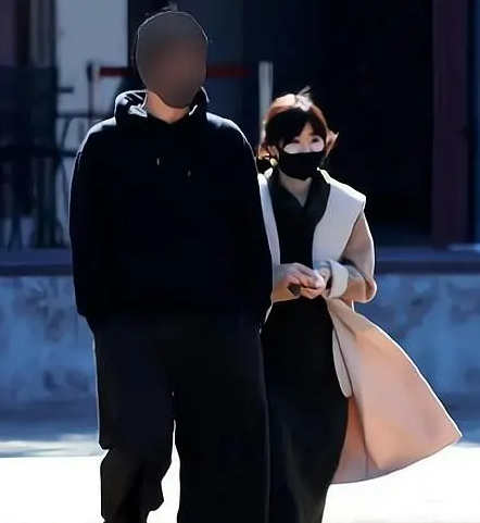 《女性seven》爆出福原爱疑似与一名男子在横滨约会的照片