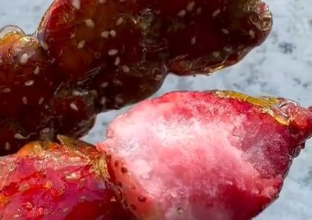 “冰”糖葫芦还是“冰糖”葫芦 东北冻果的正确打开方式
