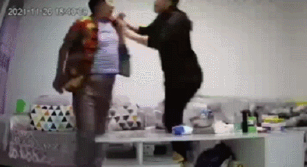 黑龙江一女公务员殴打七旬母亲 中纪委发声