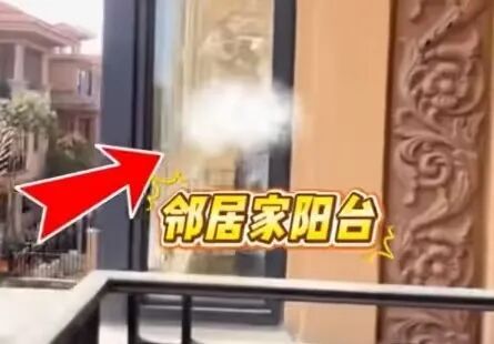 女子卧室开窗成邻居阳台