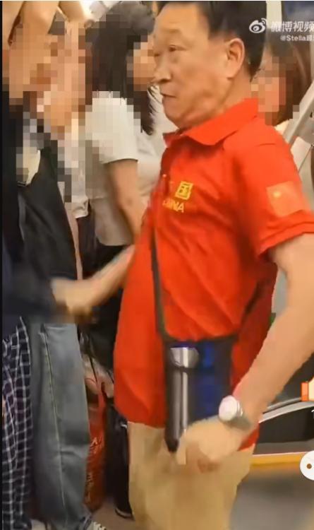 女孩坐爱心座遭老人强拽 家长阻拦 尊老爱幼不应成特权