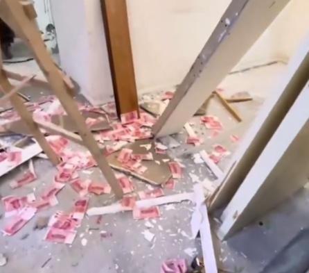 男子谈从吊顶里拆出2万现金