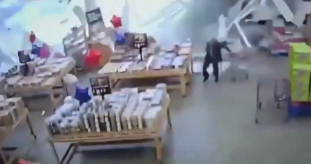 美国一商店屋顶在暴雨中坍塌 大量货品被冲走