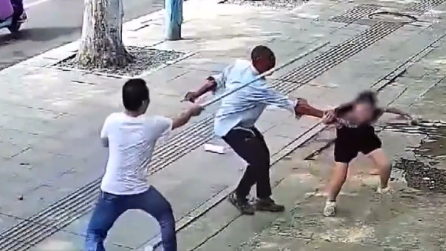 母亲挺身而出从死神手中抢回生命 网友：这波见义勇为的组合拳太帅了