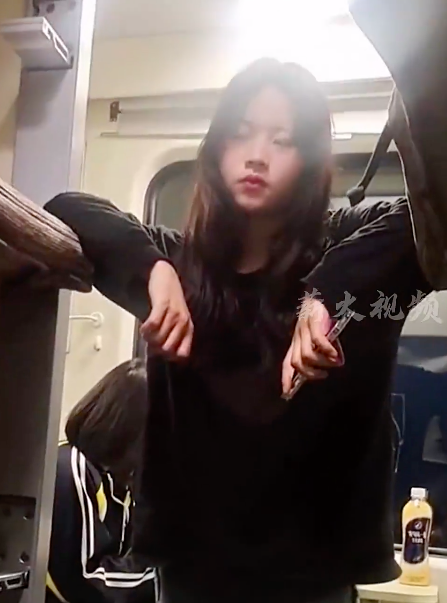 男子打呼女子一脸无奈 但是想刀一个人的眼神实在控制不住