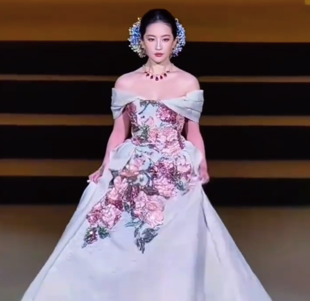 『刘亦菲』VOGUE造型试了20多套礼服 最终选定Elie Saab 2025秋冬高定系列