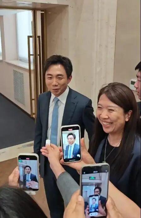 泡泡瑪特王寧被問三大IP落水救誰 幽默回應引發(fā)關注