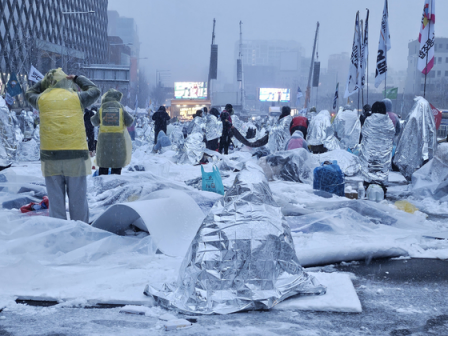 数千名韩民众大雪中坚持集会