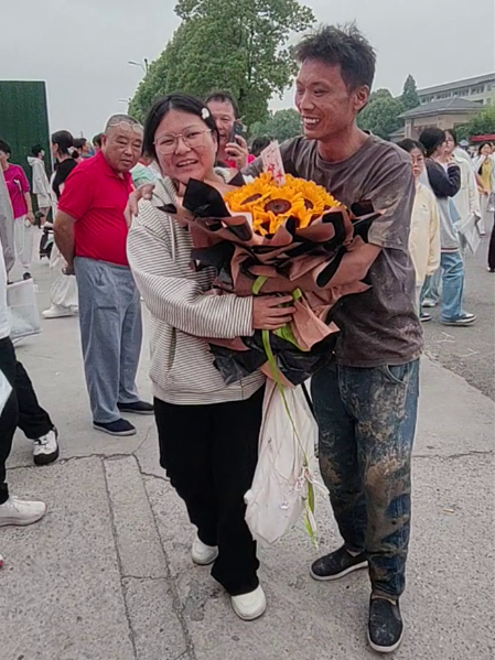 考场外满身泥水的父亲找到了 温暖整座考场