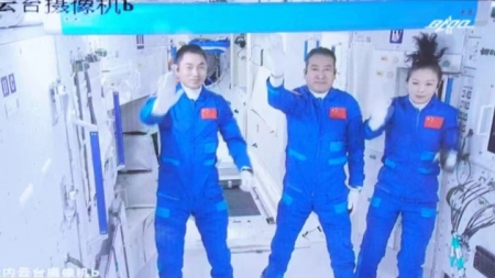„Shenzhou-13"-Besatzung ins Kernmodul der Raumstation umgestiegen