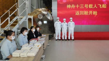 Rückkehrkapsel des bemannten Raumschiffs Shenzhou-13 in Beijing geöffnet