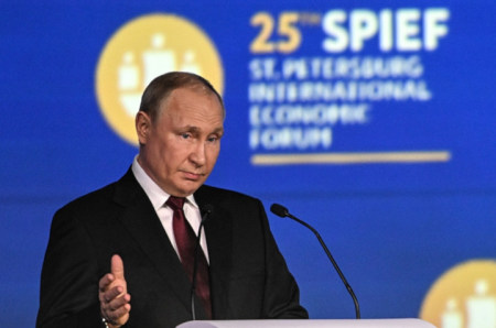 Putin auf dem Sankt Petersburger Forum zu politischen und wirtschaftlichen Fragen