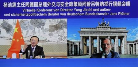 Yang Jiechi erörtert chinesisch-deutsche Beziehungen mit Jens Plötner