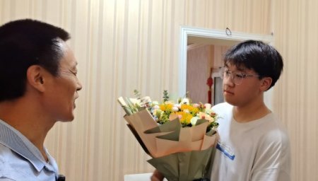 冉光辉收到儿子高考后的父亲节礼物 父子深情相拥