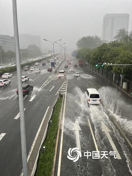 实拍：北京大雨道路积水 行车如划船！