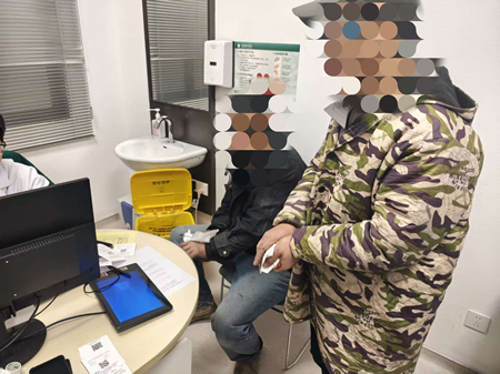 交警护送父子俩快速就医 5分钟紧急救援