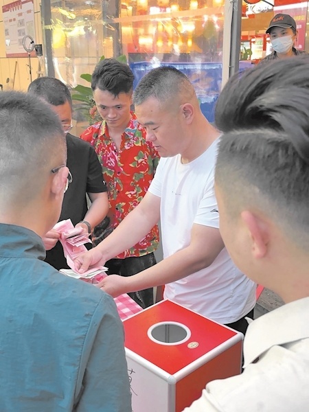 女摊主遇车祸关店 摊位将永久保留 集市温情守护