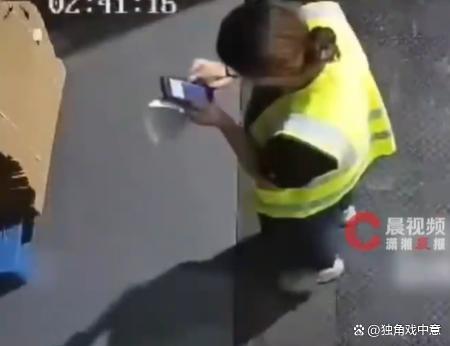 工人踩到活动板致查货女子掉入夹缝