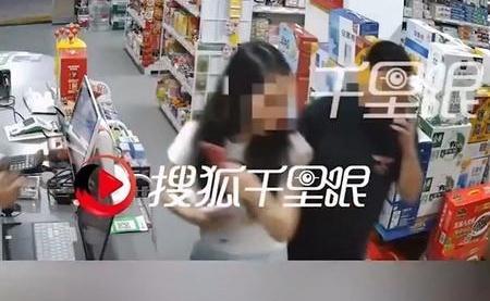 男子便利店碰到女子包被指摸臀 误会引发热议