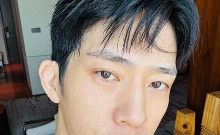 井柏然双眼皮 年纪大了皮松了 网友热议颜值变化