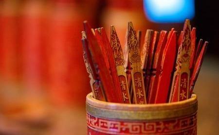 为什么干坏事的人都喜欢烧香拜佛 求心安而非保佑
