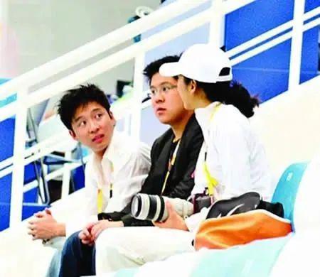 霍震霆9字回应小儿子求婚成功，40岁二儿子至今单身是“遗憾”