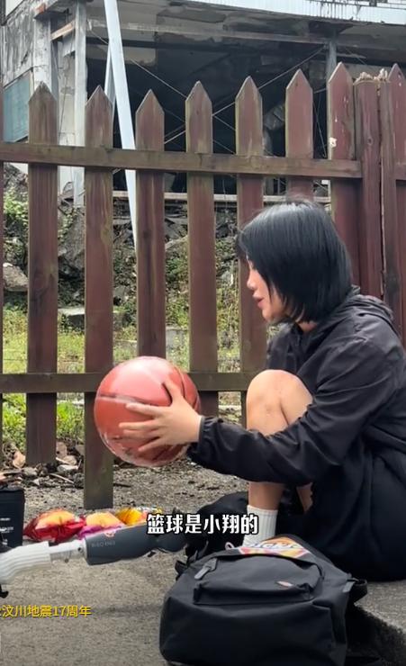 男子分享汶川地震抗震救災(zāi)發(fā)的衣服！