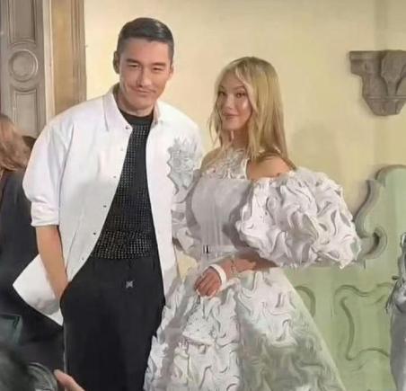 胡兵跑着与谷爱凌合影 网友：小谷瞬间显得娇小了