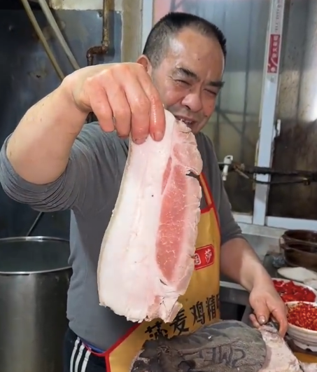 成都回锅肉3片卖105 商家回应 特色肉质定价高