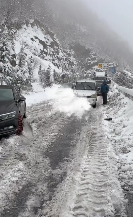 春運(yùn)高峰局地下暴雪 有人被堵高速 多地交通受阻