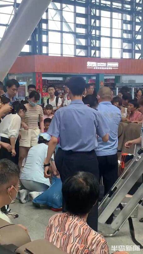 男子车站晕倒众人接力救助 爱心接力挽救生命